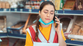 Фотография к новости: Маскасы мұрнын жауып тұрмағаны үшін сатушыға 670 мың теңге айыппұл салынған