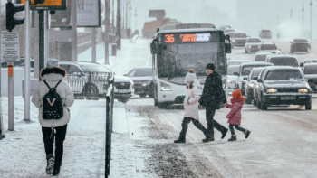 Фотография к новости: «Консерві банкісі» сияқты алып жүреді. Жолаушысы нық толы автобустарға қандай шара қолданылады?