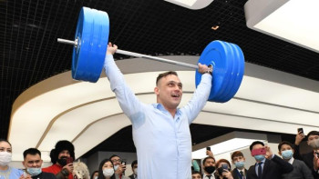 Фотография к новости: Спортшылар Елбасы кітапханасының музейіне құнды заттарын табыстады 