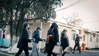 Фотография к новости: Волонтерлері үй-күйсіз жүргендерге ыстық тамақ таратты