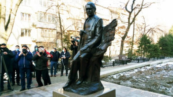 Фотография к новости: Алматыда жазушы Герольд Бельгерге ескерткіш қойылды