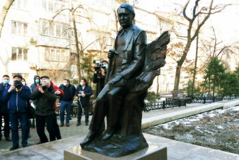 Алматыда жазушы Герольд Бельгерге ескерткіш қойылды