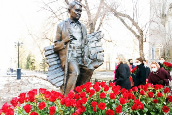 Герольд Бельгер артымнан ескерткіш қойса деп армандамаған адам – жазушының жары