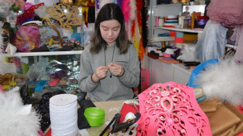 Фотография к новости: Көкшетаулық сәнгер қазіргі заманға лайықталған ұлттық киім тікті