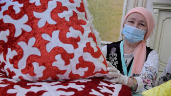 Фотография к новости: 500-ге жуық павлодарлық шебер құрақ көрпе тігудің қыр-сырын меңгерді