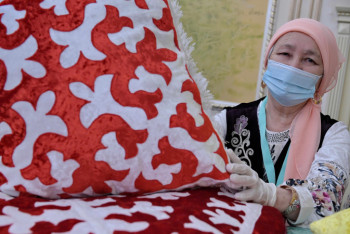 Фотография к новости: 500-ге жуық павлодарлық шебер құрақ көрпе тігудің қыр-сырын меңгерді