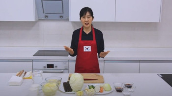 Фотография к новости: Корея елшісінің жұбайы етпен үйлесетін корей тағамын әзірлеуді үйретті