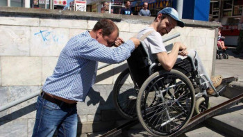 Фотография к новости: Мүгедектердің тең жартысы кедергісіз ортаға мұқтаж