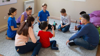 Фотография к новости: Аутизмі бар балалар «ерекшеліктерін» сезінбей, барлық баламен бірге білім алуы керек