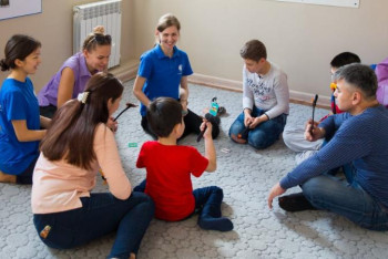 Фотография к новости: Аутизмі бар балалар «ерекшеліктерін» сезінбей, барлық баламен бірге білім алуы керек