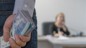 Фотография к новости: Антикор: 100 мың АҚШ доллары көлемінде пара алған басшыға қатысты тергеу аяқталды