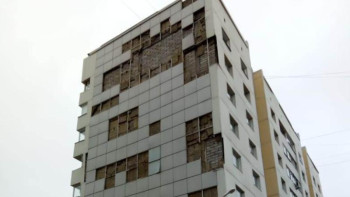 Фотография к новости: Павлодар қаласында қaптамасы шашылып жатқан үй бюджет есебінен жөнделеді