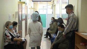 Фотография к новости: Атырау емханаларында коронавирусқа қарсы вакцина алушылардың қарасы көп