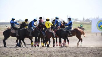 Фотография к новости: «Өнер көкпары». Досымжанның қос командасы тартысты ойын көрсетті