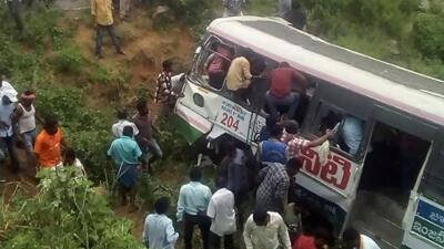 Үндістанда 60 жолаушысы бар автобус апатқа ұшырады