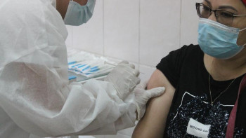 Фотография к новости: «Коронавируспен ауырмайын» деп вакцина салдырттым». Шымкенттегі вакцина егу пунктінен фоторепортаж 