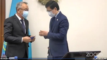 Фотография к новости: Аймағамбетов ғалымдарды төсбелгімен марапаттады