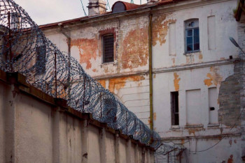 Фотография к новости: Түзеу мекемесіне ұялы телефон лақтырған азамат ұсталды