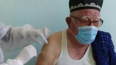Шымкентте 90 жастағы қария КВИ-ге қарсы вакцина салдырды