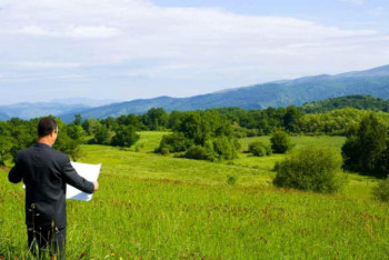 Жерді жеке меншікке беру туралы мораторийді тағы 5-7 жылға созу керек – заңгер