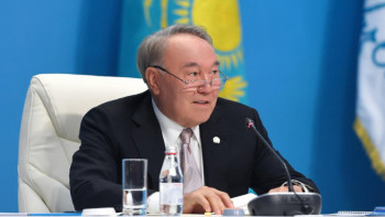 Фотография к новости: Назарбаев Эверест шыңын бағындырған екі аяғы жоқ Әуезоваға көмектесетін болды