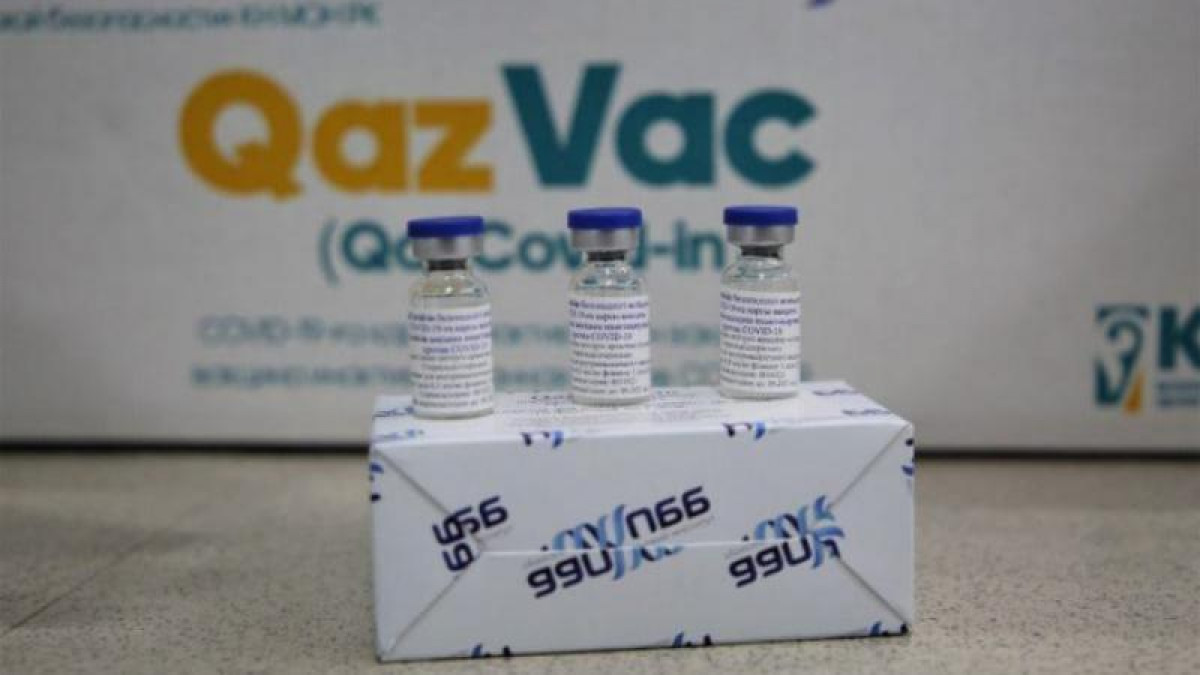 «Қазақстандық ғалымдарды қолдаймын!». Лауазымды тұлғалар QazVac вакцинасын салдырды