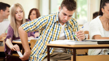 Фотография к новости: ҰБТ тапсыру кезінде тәртіп бұзушылыққа жол бергендерге екінші мүмкіндік берілмейді