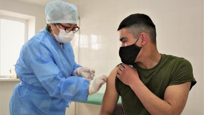 Коронавирус: Батыстағы әскерилердің 90%-ы вакцина алды