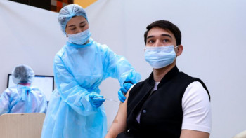 Фотография к новости: Танымал актер Асылхан Төлепов пен Ермахан Аймахан вакцина салдырды