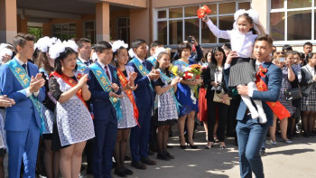 Фотография к новости: Депутаттар соңғы қоңырау мен қорытынды аттестаттау емтихандарын өткізбеуді сұрады