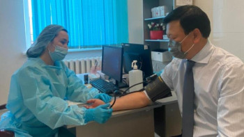 Фотография к новости: Өзімді жақсы сезініп тұрмын: Цой QazVac-тың екінші дозасын салдырды