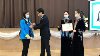 Фотография к новости: Асхат Аймағамбетов дарынды оқушыларды марапаттады