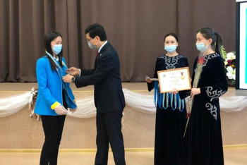 Фотография к новости: Асхат Аймағамбетов дарынды оқушыларды марапаттады