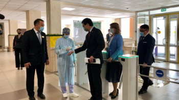 Фотография к новости: Аймағамбетов елордадағы 89 мектептің жұмысымен танысты