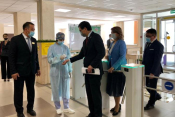 Фотография к новости: Аймағамбетов елордадағы 89 мектептің жұмысымен танысты