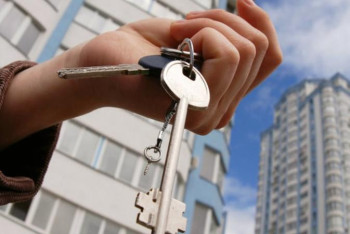 Фотография к новости: Баласы кәмелеттік жасқа толса, тұрғын үй беріледі. Мәжіліс жаңа заң жобасын қабылдады