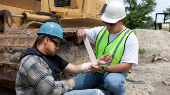 Фотография к новости: Еңбек жарақатынан мүгедек болғандарды мемлекет қамқорлығына алады