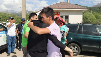 Фотография к новости: Табылған жас туристер жақындарымен қауышты