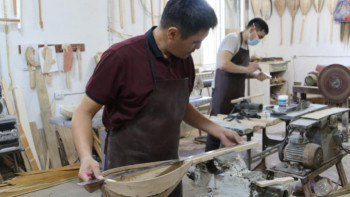 Фотография к новости: «Eңбeк»: Қызылордалық шебер 450 мың теңгенің домбырасын жарты жылда жасады