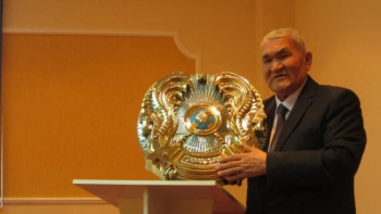 Фотография к новости: Кеңес үкіметінің шекпенінен шыға алмаған депутатар Елтаңбаны қабылдай алмады – Мәлібеков