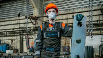 Фотография к новости: Павлодарлық зауыт қызметкерлері инновациялық экзоскелеттерді қолдануда