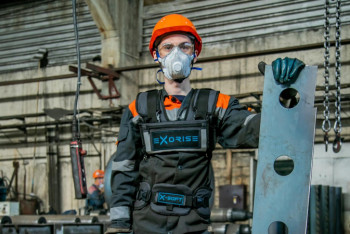 Фотография к новости: Павлодарлық зауыт қызметкерлері инновациялық экзоскелеттерді қолдануда