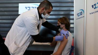 Израильде жасөспірімдер вакцина ала бастады