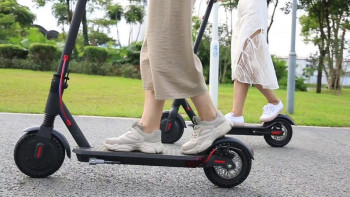 Фотография к новости: Көлікке арналған жолда электросамокатпен жүруге тыйым салынған 