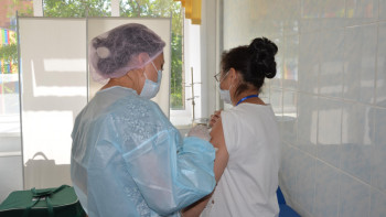 Фотография к новости: Көкшетаулық еңбек ұжымдары жаппай екпе алуда