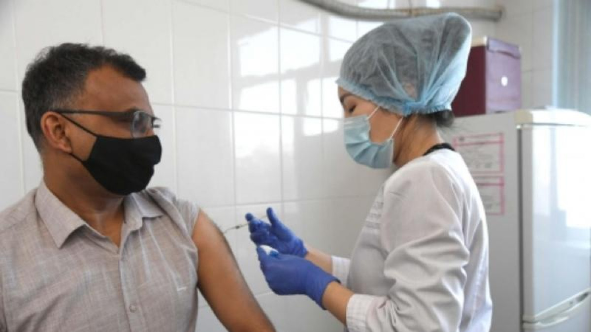 Қарағанды облысында кәсіпорынның 10 мыңнан астам қызметкері вакцинацияланды