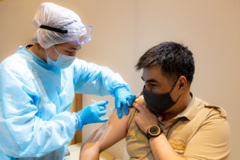 Фотография к новости: Үкімет міндетті вакцина алуы тиіс сала өкілдерін атады 