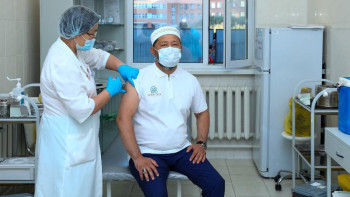 Фотография к новости: Бас мүфти бастаған ҚМДБ ұжымы вакцина салдыртты 