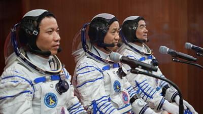 Қытай ғарышкерлері ашық ғарышқа шықты