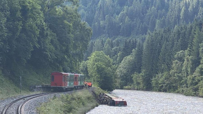 Австрияда оқушылар мінген пойыз өзенге құлады